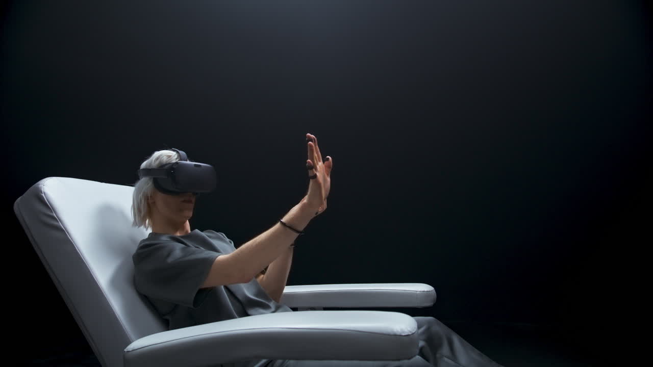 ciencia ficción persona realidad virtual primer plano. sensores de control hombre deslizando