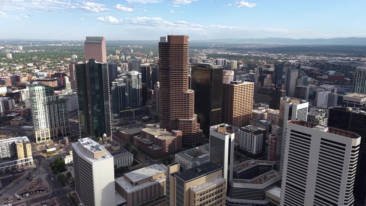 Centro di Denver, Colorado, USA. Ripresa drone di grattacieli e torri del distretto finanziario centrale