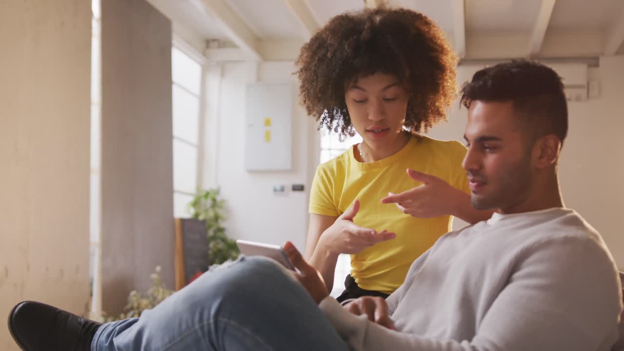 compañeros de trabajo discutiendo en el teléfono inteligente en la oficina creativa