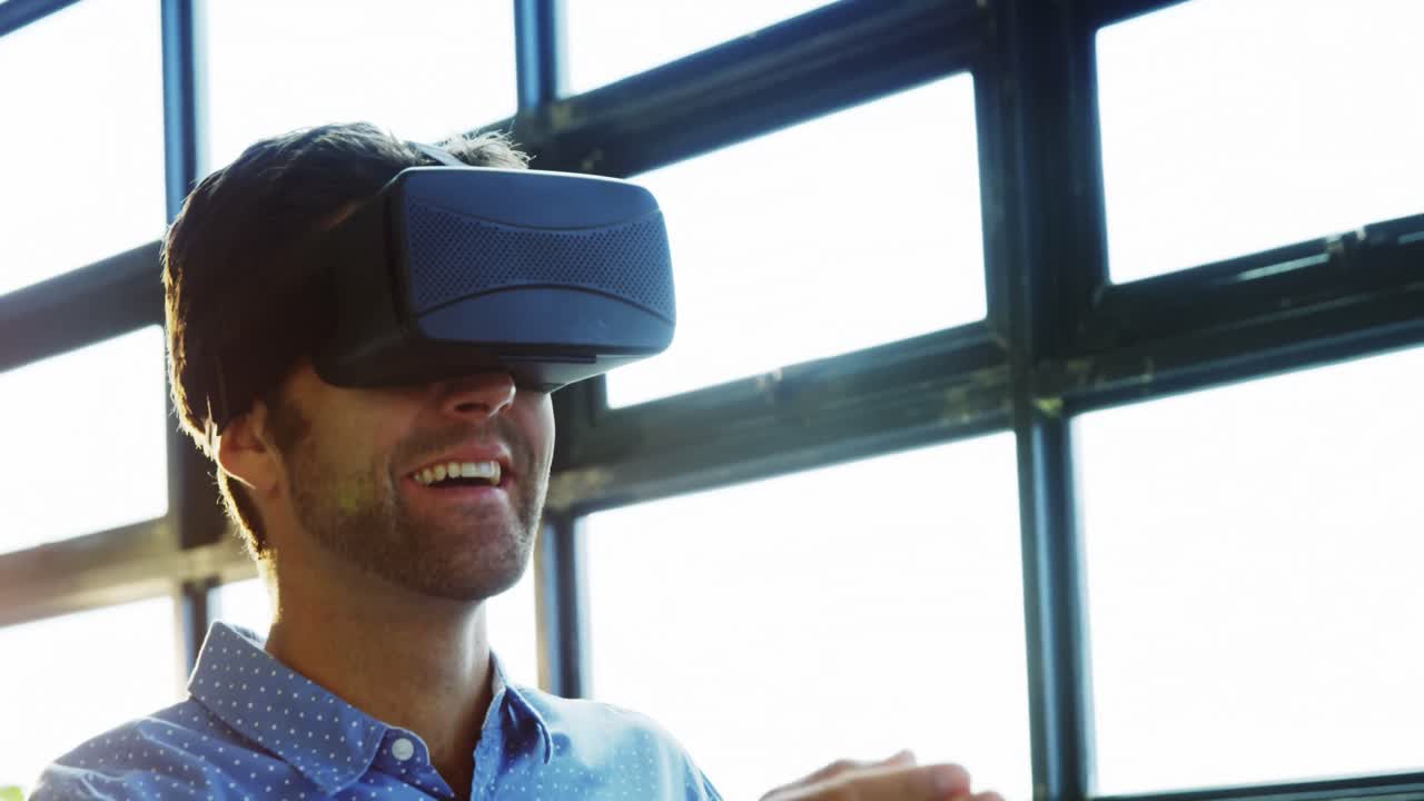 L'uomo con l'auricolare realtà virtuale