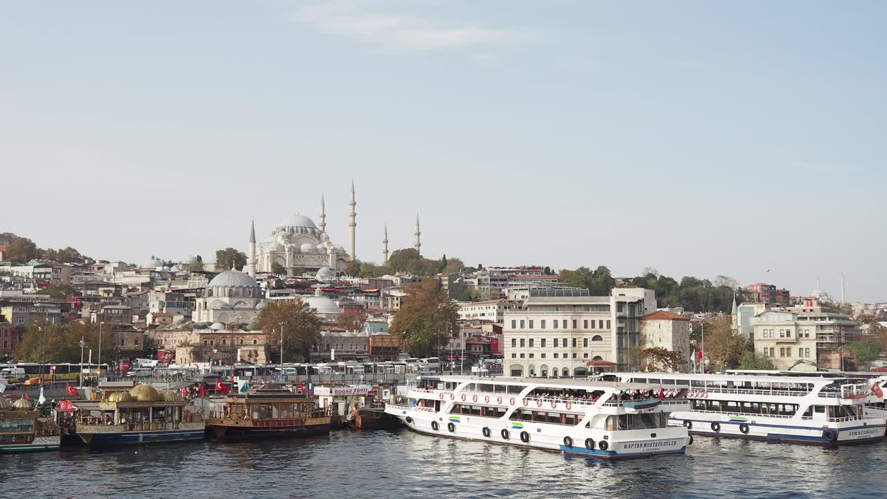 el horizonte de estambul con mezquita azul y barcos