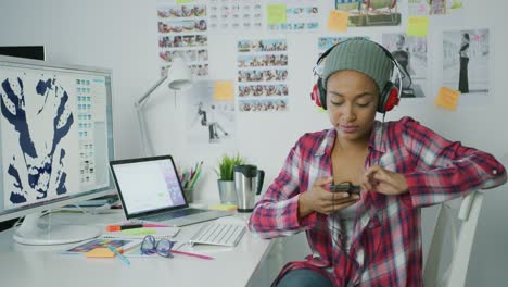diseñador de moda trabajando con computadora