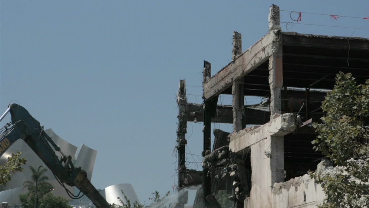 un bulldozer da costruzione distrugge un edificio nel lasso di tempo