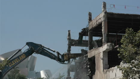 una excavadora de construcción destruye un edificio en un lapso de tiempo