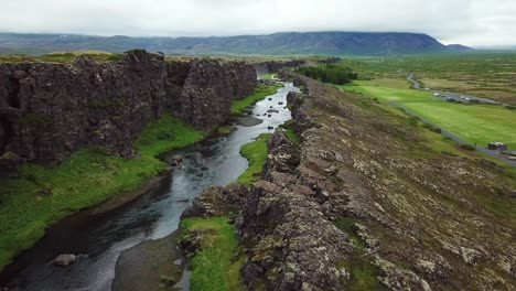 Hermosa-Antena-De-La-Cordillera-Del-Atlántico-Medio-Que-Atraviesa-Thingvellir-Islandia-5