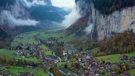 Imágenes-Aéreas-Del-Pueblo-De-Lauterbrunnen-Ubicado-En-Las-Montañas-Suizas