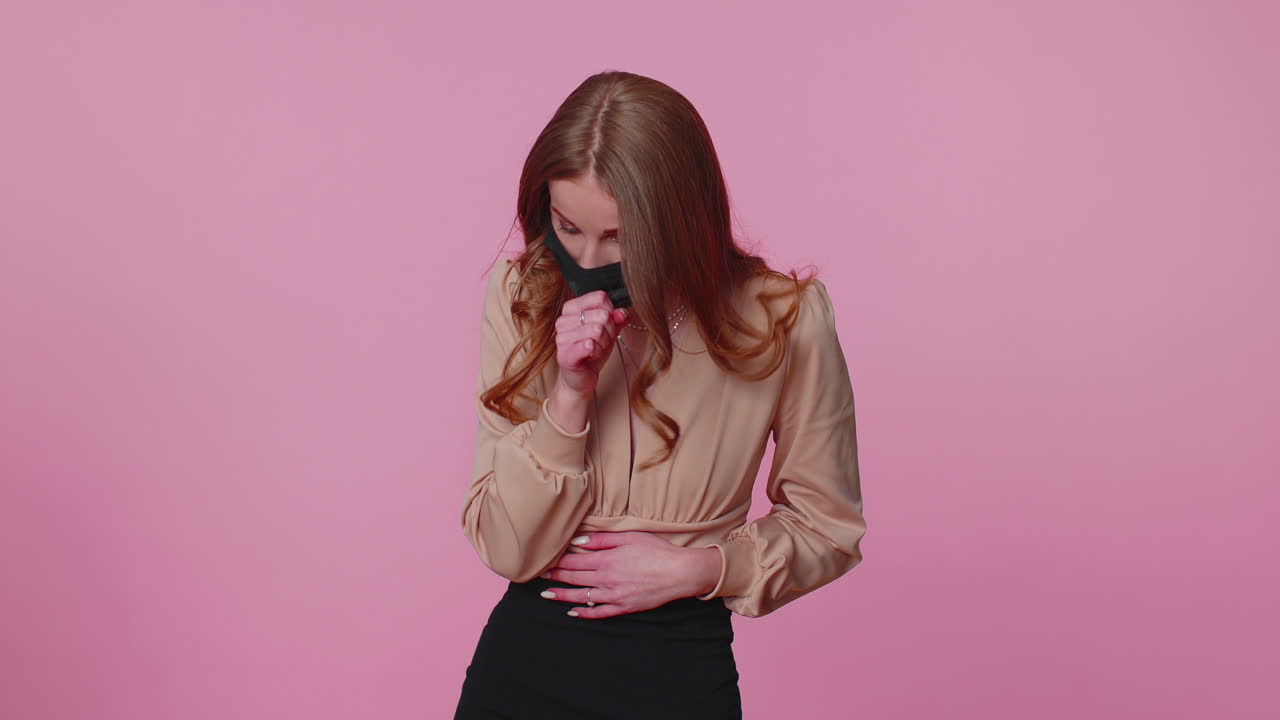 mujer con máscara médica en la cara tosendo sufriendo de bronquitis asma alergia coronavirus