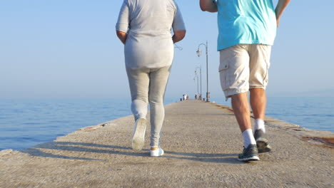 Pareja-Mayor-Corriendo-En-El-Muelle