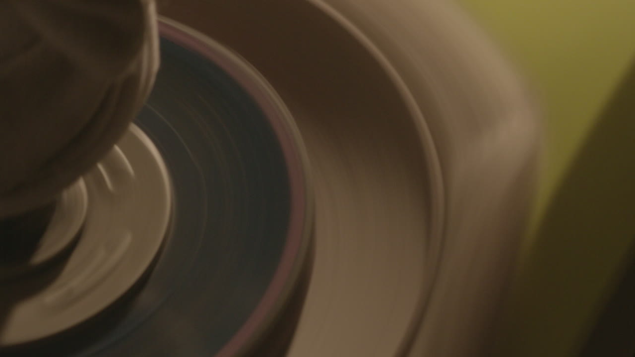 노란색 차에 연마 기계 버핑의 클로즈업