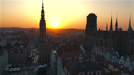 Aerial-view-of-drone-flying-above-the-old-town-in-Gdańsk,-Poland-with-town-hall-and-st