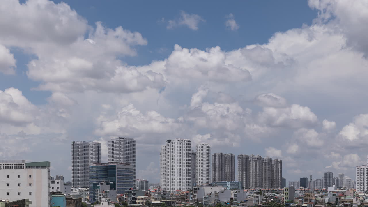 lapso de tiempo urbano con edificios de apartamentos de gran altura, nubes dramáticas e interesantes sombras en movimiento