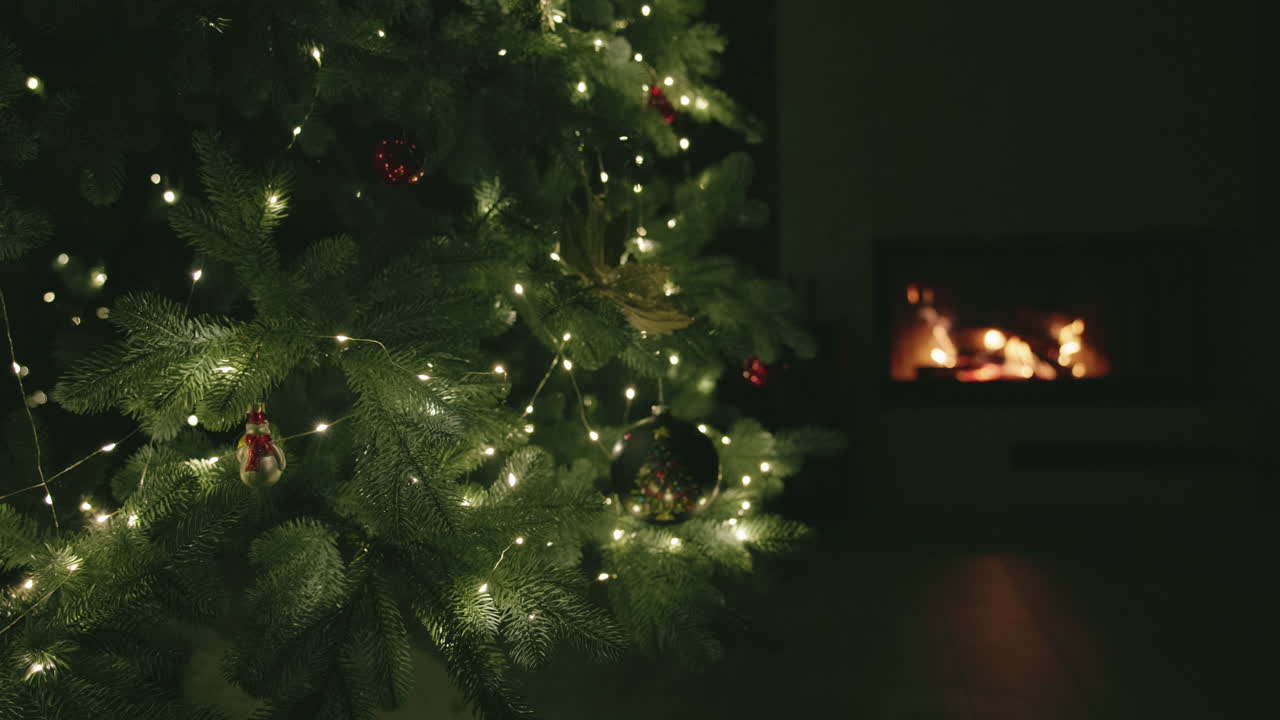 Рождественская елка у камина