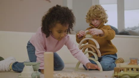 niños jugando con juguetes
