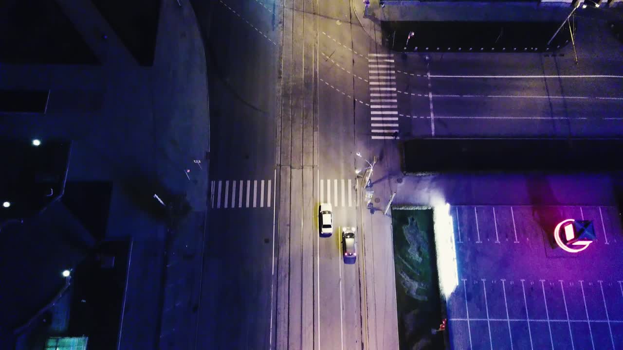 도시 교차로의 야간 항공 사진