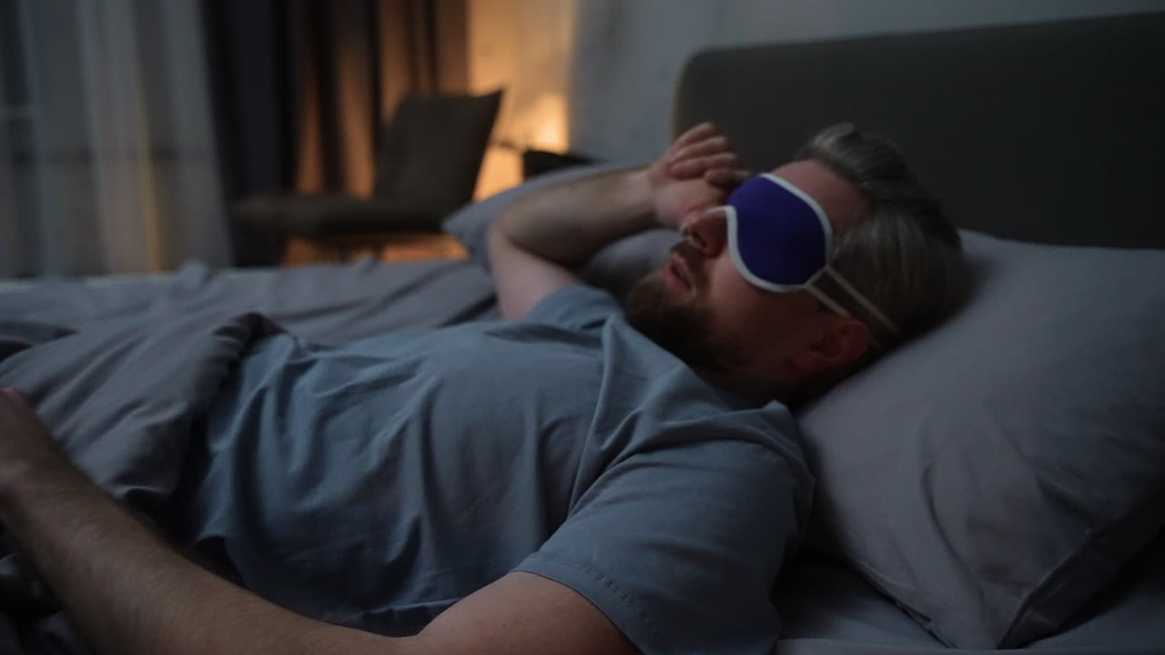 밤에 침실에 있는 남자