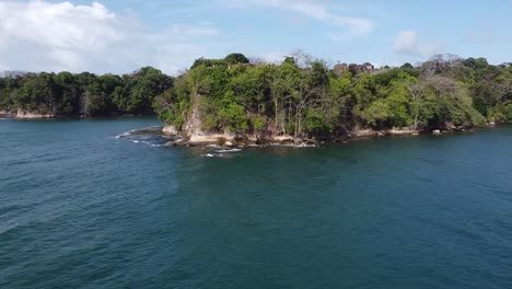 Steep-cliff-shoreline-with-ruin-of-Fort-San-Lorenzo-on-top,-Panama