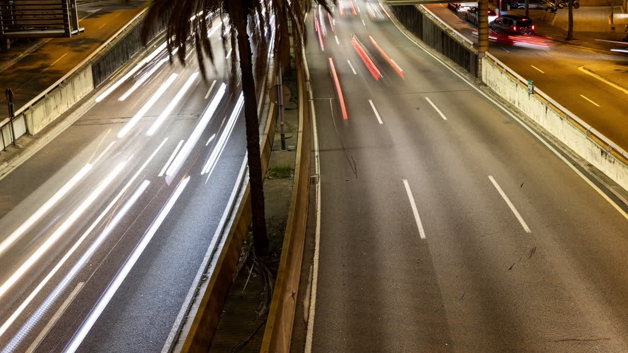 tráfico en una autopista de Barcelona durante la hora punta al atardecer, larga exposición nocturna