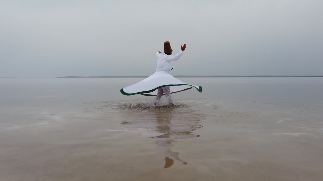 해가 지고 바다에서 회전하는 수피 (sufi whirling) 는 수피들 사이에서 유래한 사마 또는 신체적으로 활동적인 명상의 한 형태이다.