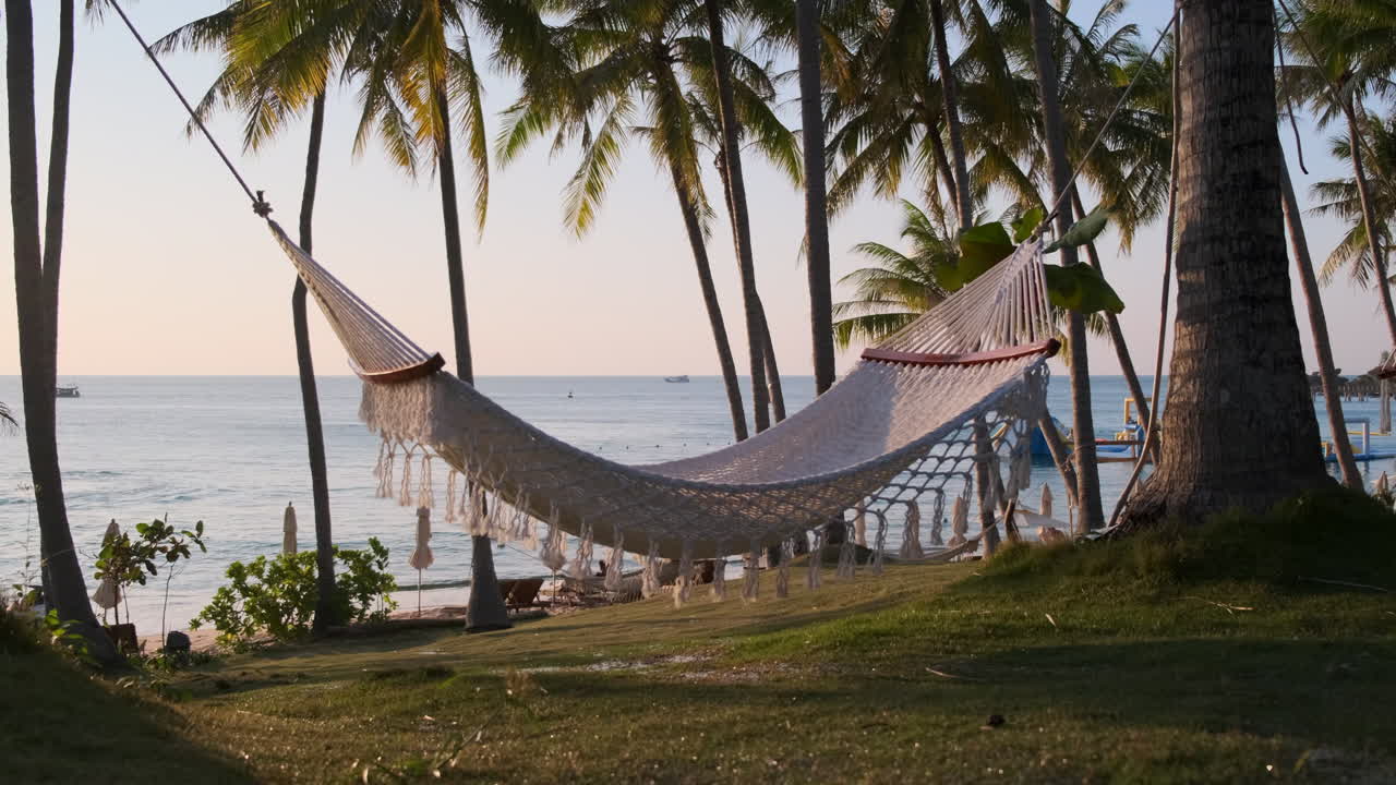 una hamaca de playa relajante al atardecer