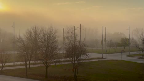 Starker-Nebel-Mit-Eingeschränkter-Sicht-Zwingt-Autos-Dazu,-Langsam-Auf-Stadtstraßen-Zu-Fahren