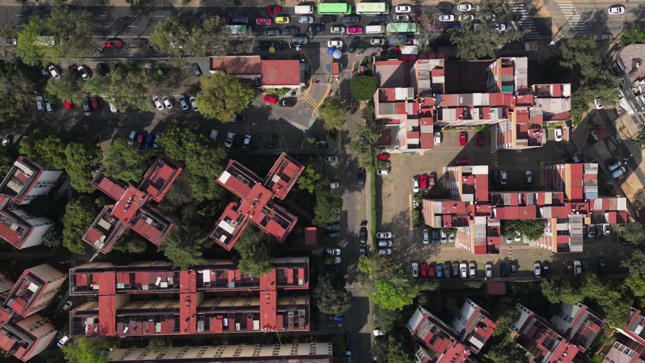 video timelapse de la unidad de vivienda de entrada en coyoacan, ciudad de méxico, con techos rojos y formas geométricas de los edificios, filmado desde el aire