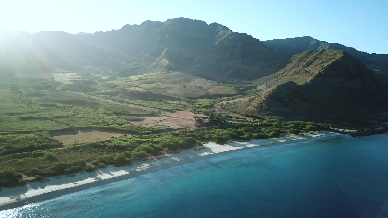 Ripresa con drone che mostra la splendida Makua Valley e Makua Beach all'alba a Oahu, Hawaii.