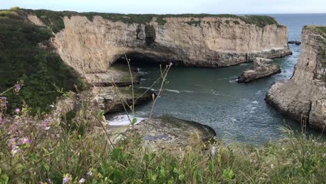 Eine-Wunderschöne-Landschaftsaufnahme-Der-Shark-Fin-Cove-In-Santa-Cruz,-Kalifornien