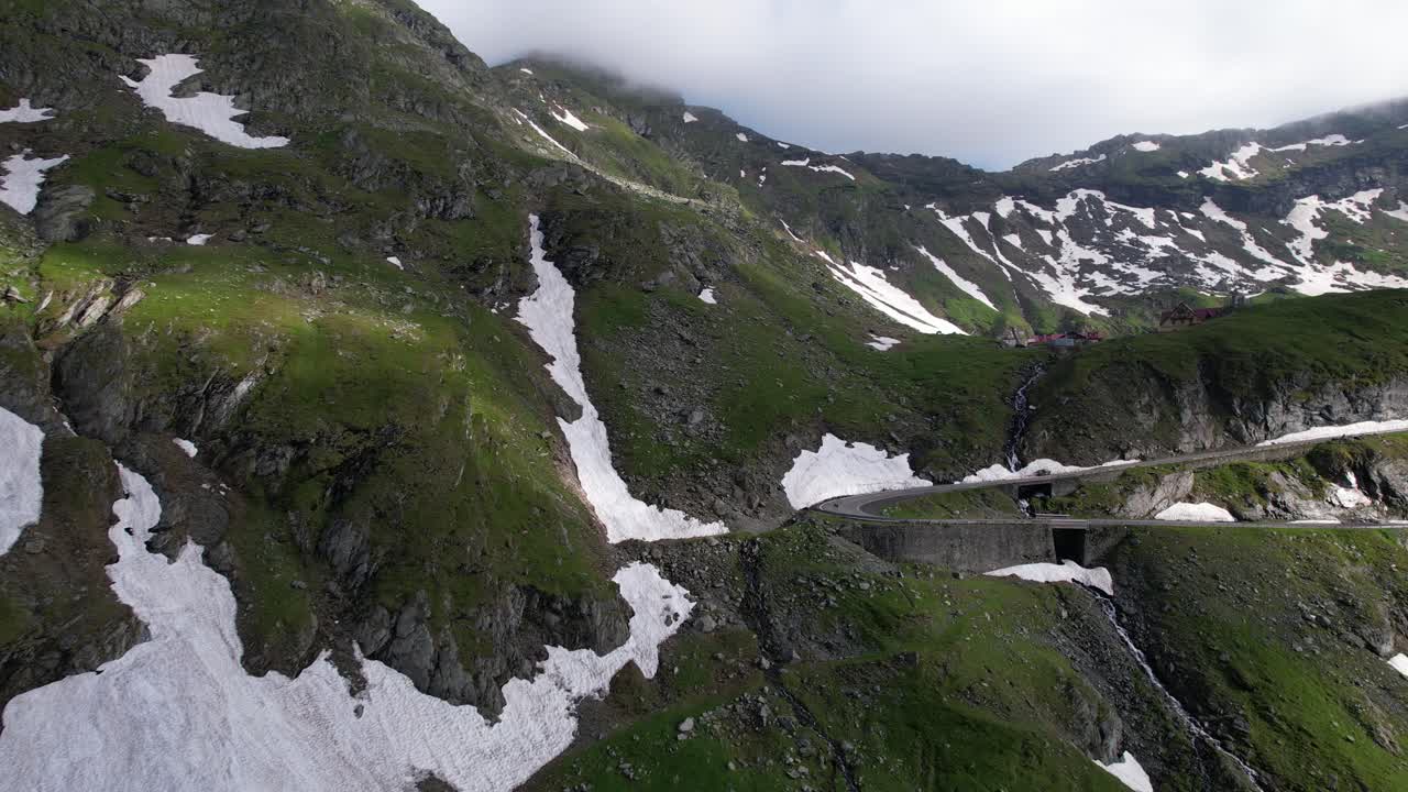transfagarasan y el lago balea en las montañas de los cárpatos rumania cinematográfico fpv drone aéreo 4k video