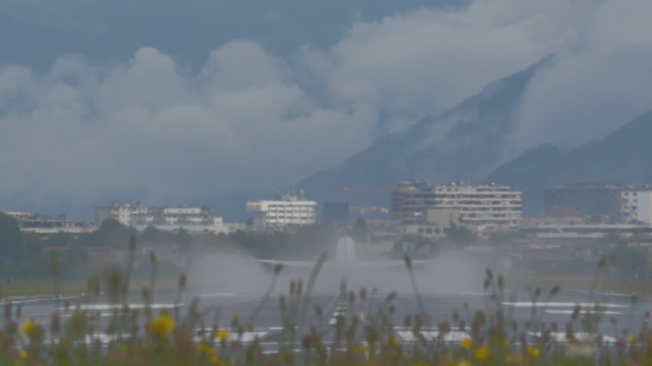 산 사이에서 비행기가 이륙합니다.