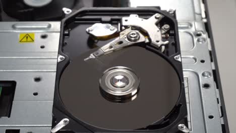 4k de cerca de una unidad de disco duro leyendo y escribiendo datos y estructura interna para computadora pc o servidor y tecnología en la nube.