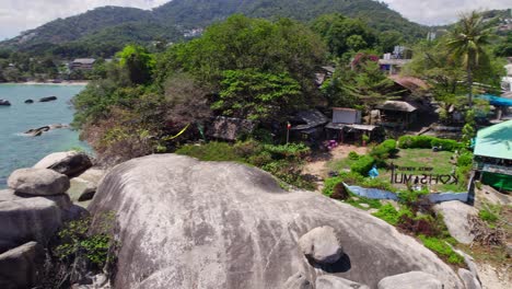 Hermosas-Imágenes-De-Drones-De-4k-De-La-Playa-Y-Características-Rocosas-únicas-En-La-Playa-De-Hin-Ta-Hin-Yai-En-Koh-Samui-En-Tailandia