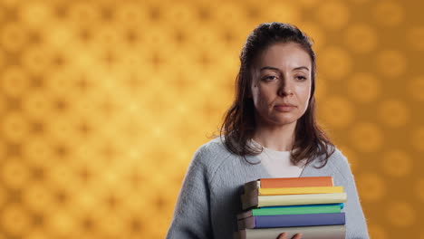 retrato de una mujer optimista sosteniendo un montón de libros, fondo de estudio