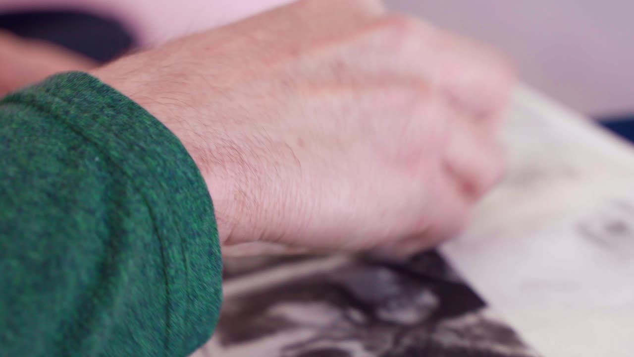 스케치 패드에서 아티스트의 손 그리기 및 음영 그림을 닫습니다.