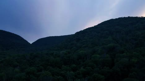 imágenes de video de drones aéreos de las montañas apalaches después del atardecer durante las cálidas noches de verano
