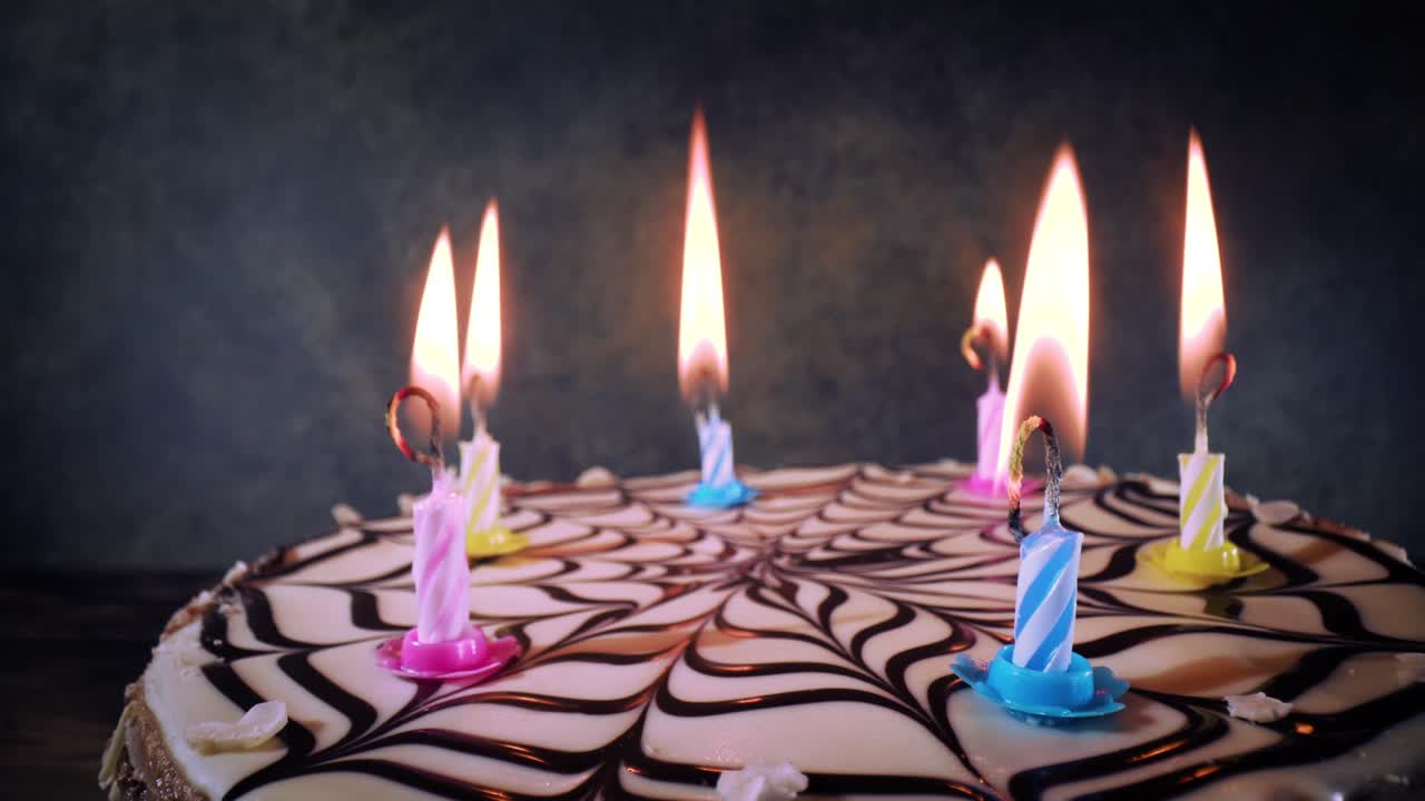 soplando velas en un pastel de cumpleaños