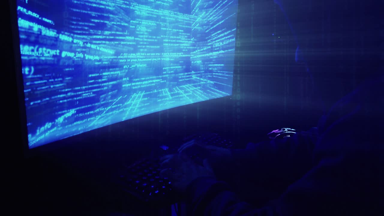 밤 늦게 컴퓨터에서 일하는 프로그래머