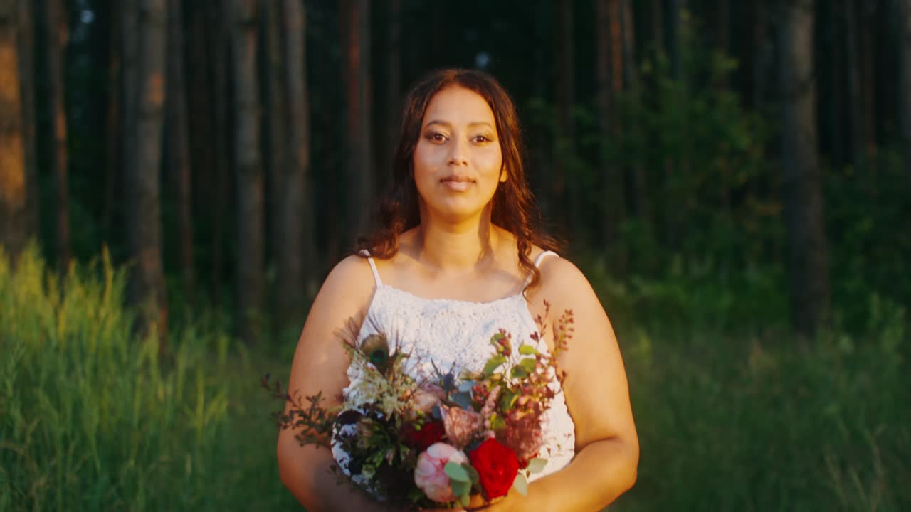 Sposa con un bouquet nel bosco