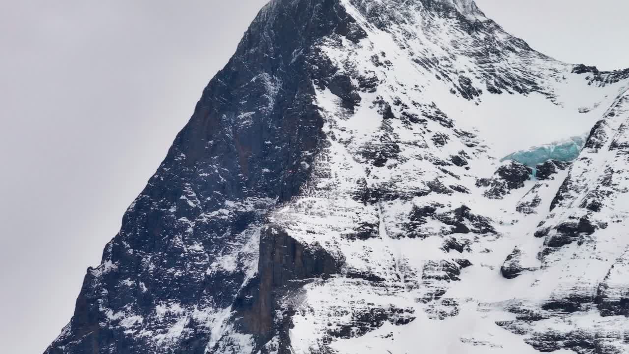 vista lejana de un helicóptero de rescate volando cerca de la enorme montaña suiza