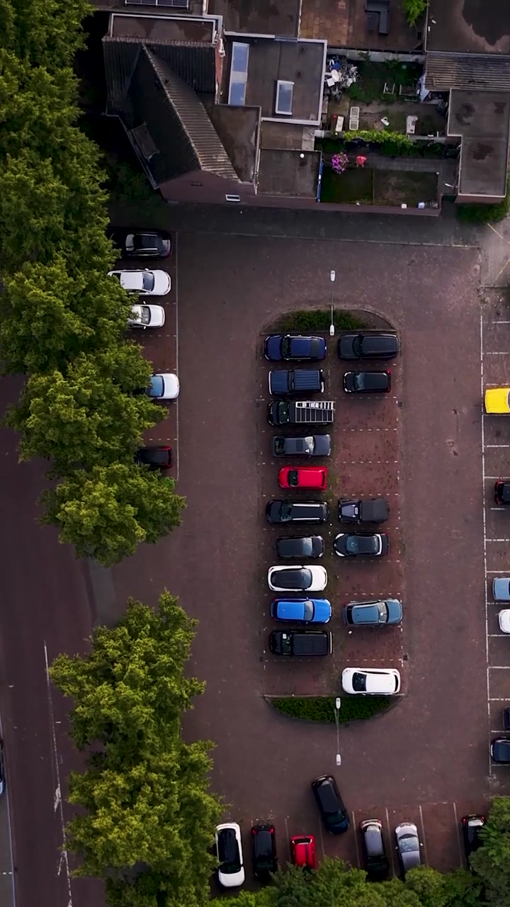 Bir konut otoparkında park eden arabaların havadan kuşbakışı görünümü