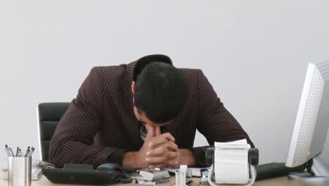 Businessman-frustrated-and-helpless