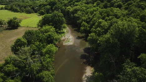 vista aérea a vista de pájaro del parque natural del río zumbro en oronoco, estados unidos, hacia adelante