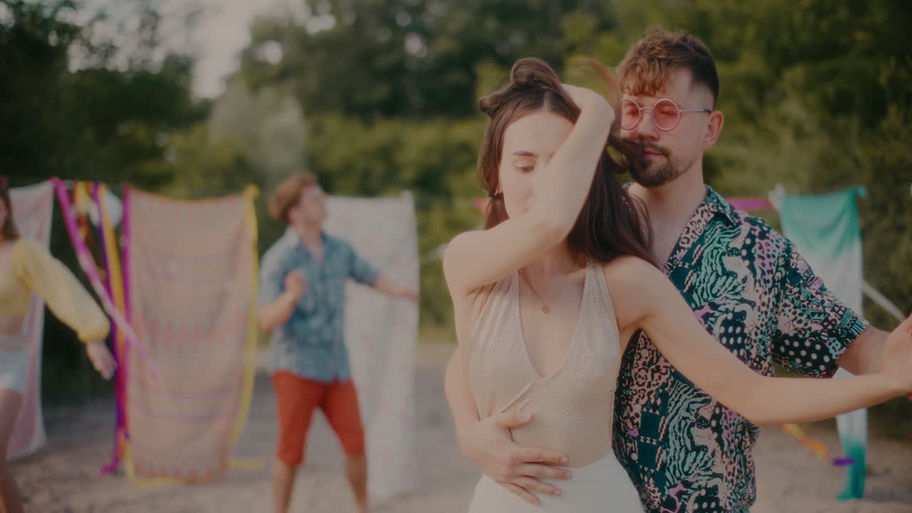 una joven hermosa bailando bachata con un novio guapo.