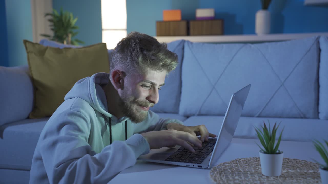 noticias felices y alegres, el joven se alegra y se asombra.