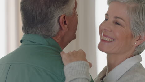 Feliz-Pareja-Madura-Bailando-En-Casa-Disfrutando-De-Un-Baile-Romántico-Juntos-Celebrando-Un-Hito-En-La-Relación-Teniendo-Una-Jubilación-Pacífica-4k