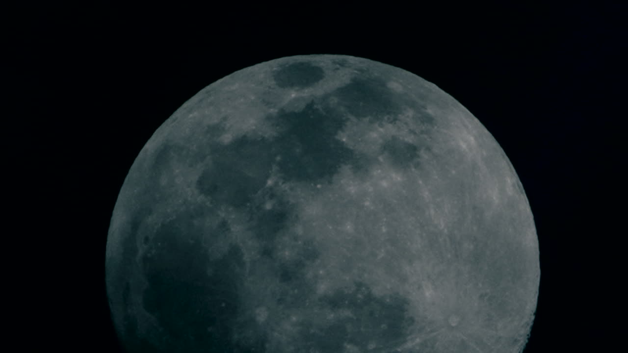 Nuvens Passando com a Lua Cheia Nascendo no Céu Noturno