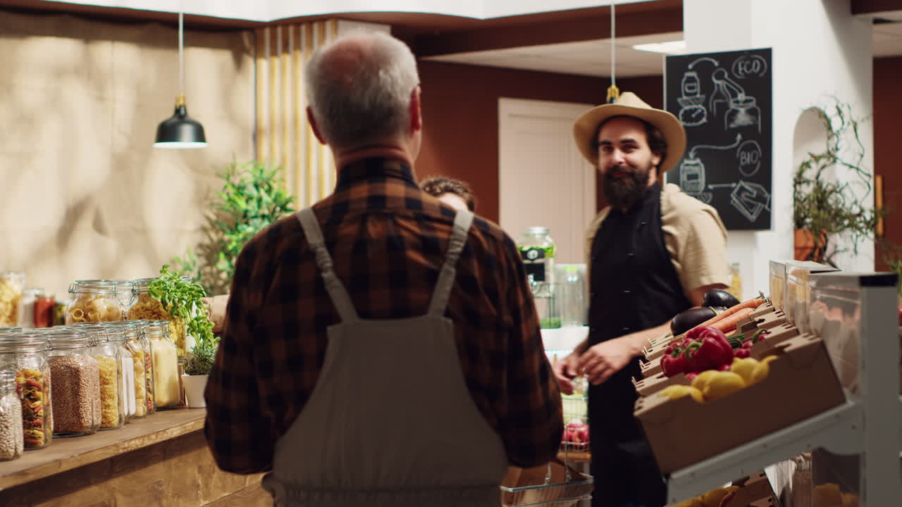 el agricultor suministra un supermercado ecológico