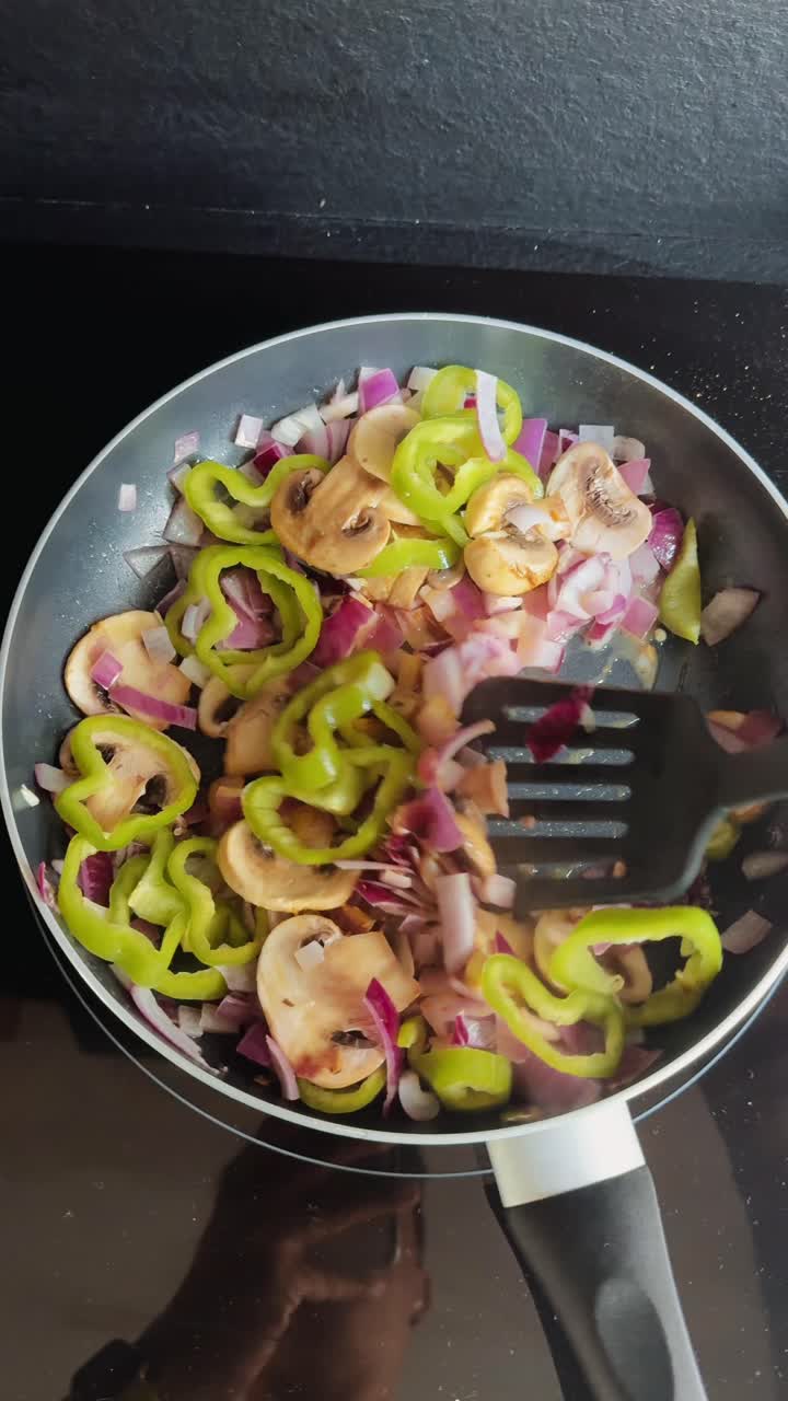 cocinar verduras en una sartén