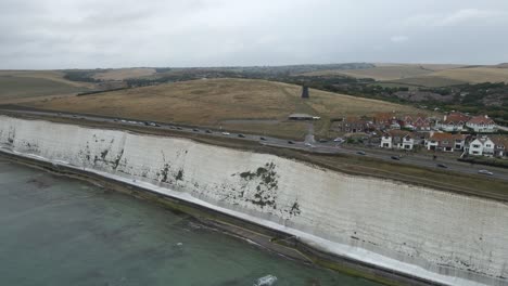 Carretera-Arriba,-Paseo-Marítimo-Debajo-De-Los-Acantilados-De-Tiza-Blanca-En-Inglaterra