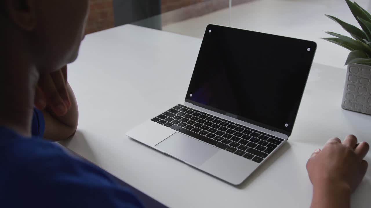 아프리카계 미국인 사업가 여성 이 책상 에 앉아서 카피 공간 을 가진 노트북 을 이용 하여 비디오 통화 를 하고 있다