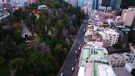 Drohnenüberflug-über-Die-Historische-Burg-Hidalgo-Auf-Dem-Hügel-Santa-Lucia,-Santiago,-Chile